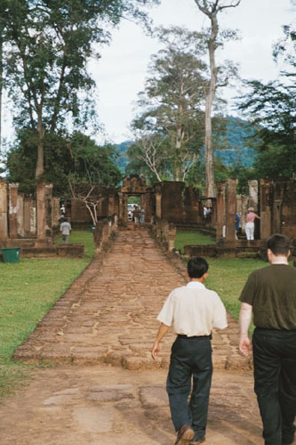 banteaysrei.walkway2