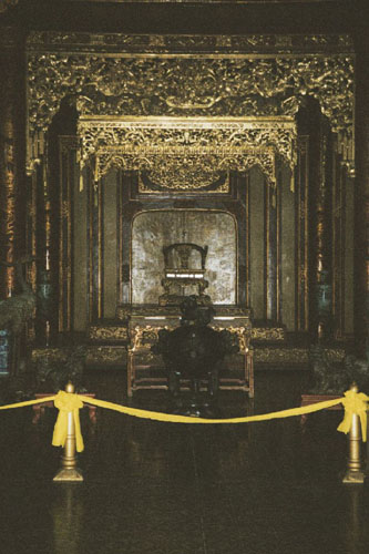 hue.purple.palace.throne
