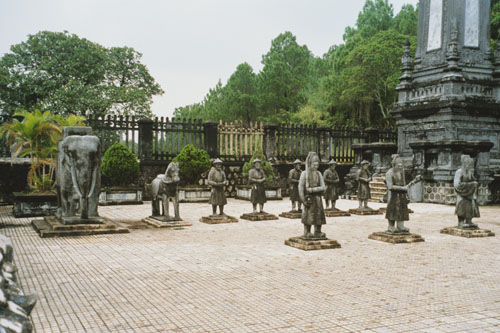 hue.tu.duc.tomb.statues