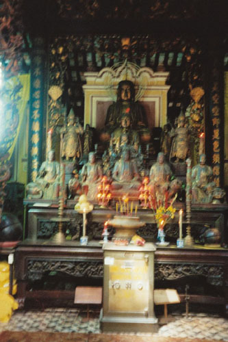 saigon.pagoda.altar